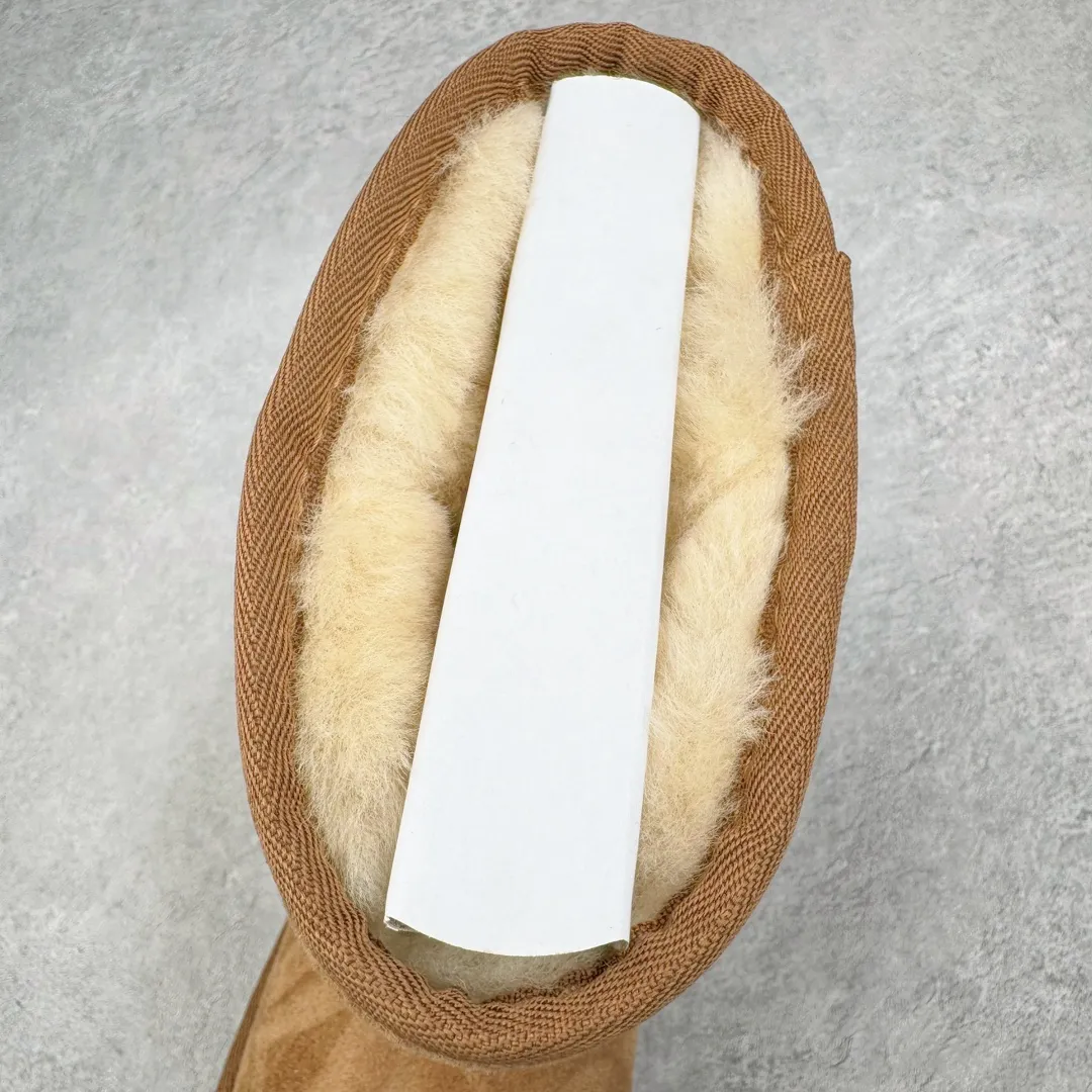 Pick up locally💰520 UGG 6223 Classic autumn and winter sheepskin and fur all-in-one snow boots. All shoes are made from ZP. Longfeng A-grade Australian imported sheepskin and fur all-in-one boots for men and women. Brand OEM production line. Fully follows the ZP process. OEM original pattern maker. Adhering to the principle of no original shoes and no development selection. Pay attention to every detail. The most authentic version on the market TREADLITE "Light Wing" technology outsole Lightweight/durable/flexible/pile size: 35 36 37 38 39 40 41 42 43 44 45 Coding: by2936080